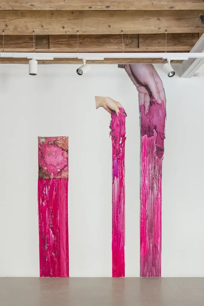 immagine per Liza Dieckwisch, KNEAD, 2025, stoffa (stampata), silicone, pigmento, nastro. Installation view KNEAD, Fondazione Pastificio Cerere 2025. Courtesy Fondazione Pastificio Cerere. Credits: Carlo Romano.