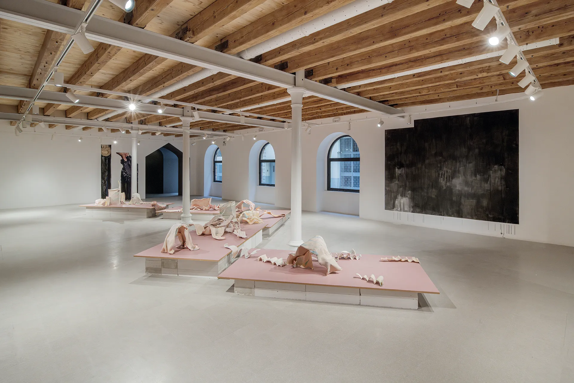 immagine per Liza Dieckwisch e Laura White, Installation view KNEAD, Fondazione Pastificio Cerere 2025. Courtesy Fondazione Pastificio Cerere. Credits: Carlo Romano.