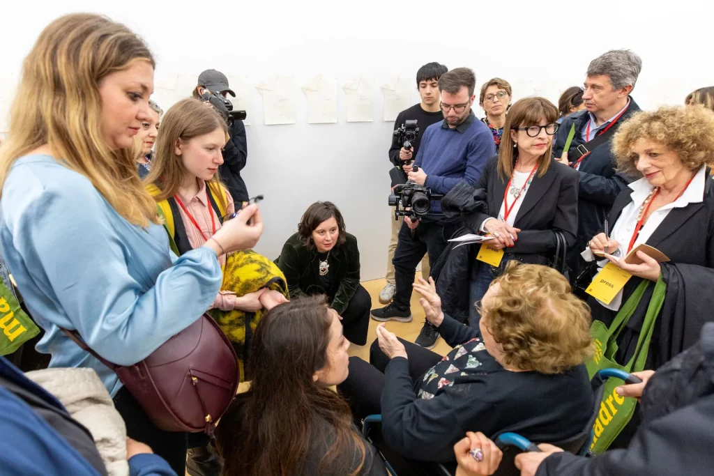 immagine per Eva Fabbris, direttrice del museo Madre con Bianca Pucciarelli Menna in arte Tomaso Binga alla presentazione di - Euforia, Tomaso Binga - Museo Madre ph. Amedeo Benestante