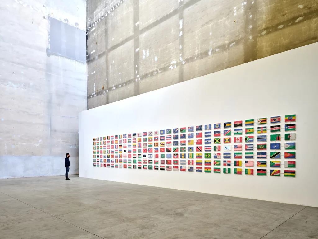 immagine per Yukinori Yanagi The World Flag Ant Farm 2025, 2025 Veduta dell’installazione, Pirelli HangarBicocca, Milan, 2025 ©YANAGI STUDIO Courtesy l’artista e Pirelli HangarBicocca, Milano Foto Agostino Osio