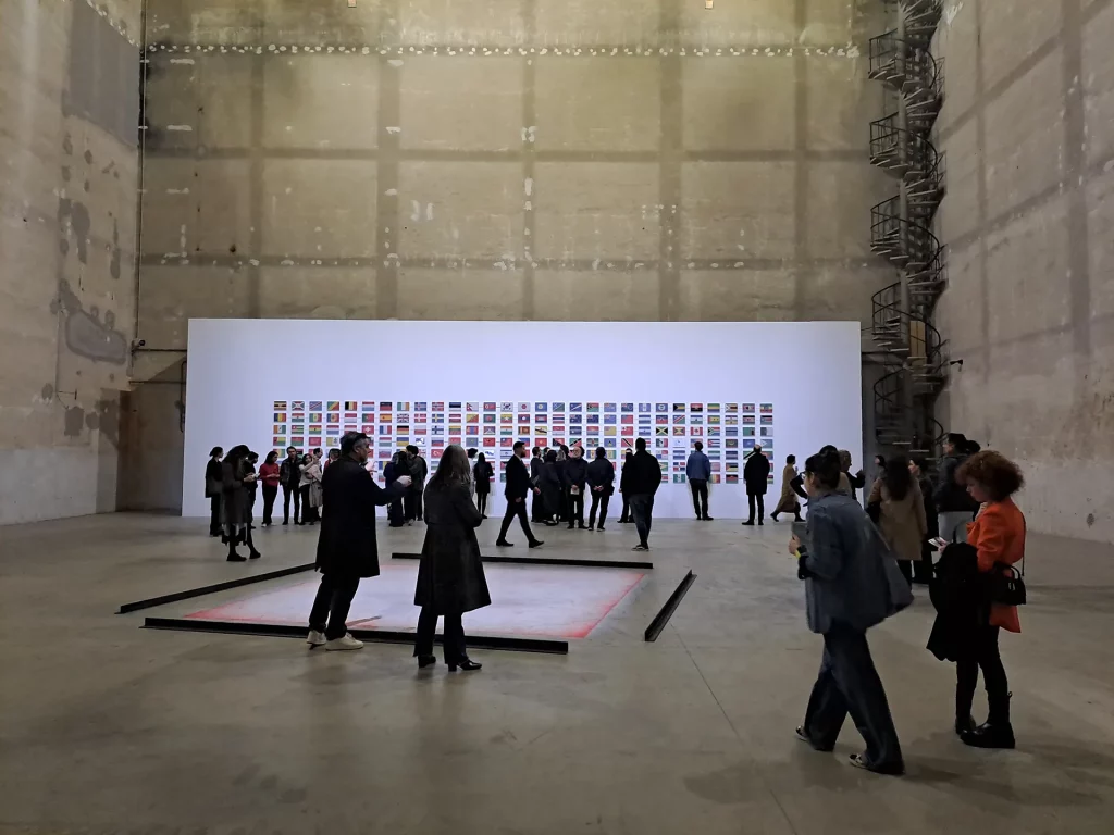 immagine per The World Flag Ant Farm 2025 - Yukinori Yanagi, Foto Helia Hamedani