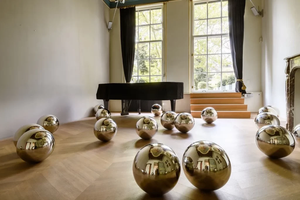 immagine per Leo Vroegindeweij: 2022, installatie voor TMH stijlkamer, Amsterdam, RVS