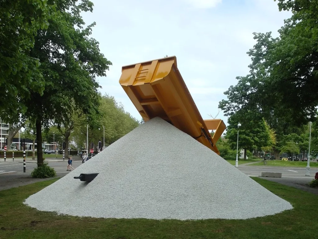 immagine per Leo Vroegindeweij: 2017, installatie voor ARTZUID 2017 Amsterdam, grondkipper, Carrara marmersplit