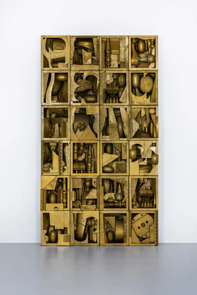 immagine per Louise Nevelson, The Golden Pearl (24 elementi), 1962. Legno dipinto oro, 198x100x45 cm. Courtesy Fondazione Marconi, Milano
