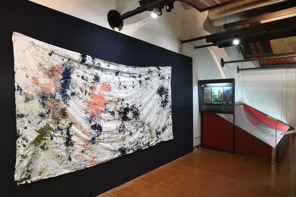 immagine per Matteo Fato, Il difficile è dimenticare ciò che si è visto per casa (Ritratto di Pescara per caso), 2025 A cura di Simone Ciglia Veduta dell’installazione, Museo delle Genti d’Abruzzo, Pescara Foto Michele Alberto Sereni Courtesy dell’artista; Fondazione La Rocca, Pescara