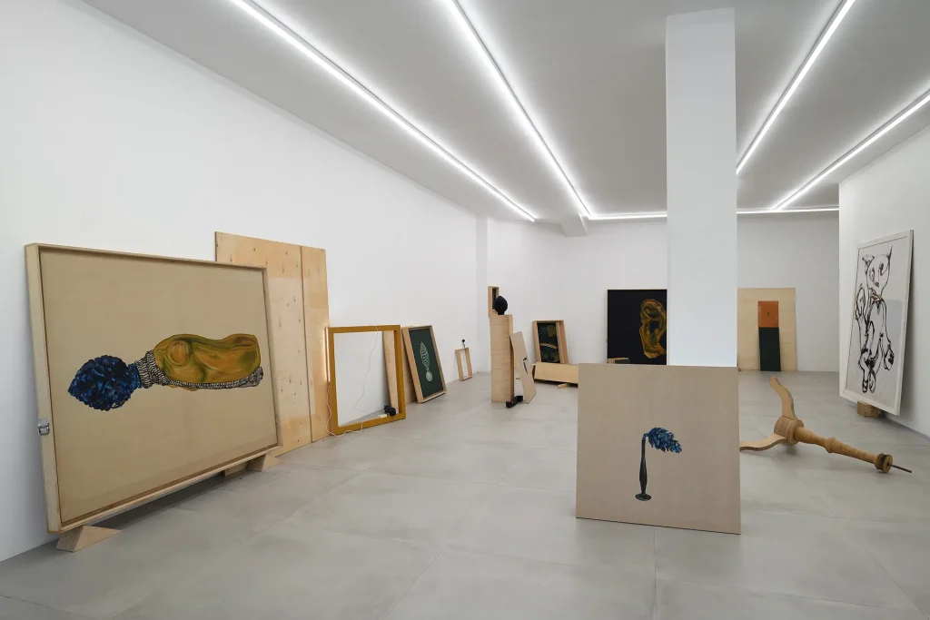 immagine per Matteo Fato, Il difficile è dimenticare ciò che si è visto per casa (Ritratto di Pescara per caso), 2025 A cura di Simone Ciglia Veduta dell’installazione, zerozerosullivellodelmare, Pescara Foto Michele Alberto Sereni Courtesy dell’artista; Fondazione La Rocca, Pescara