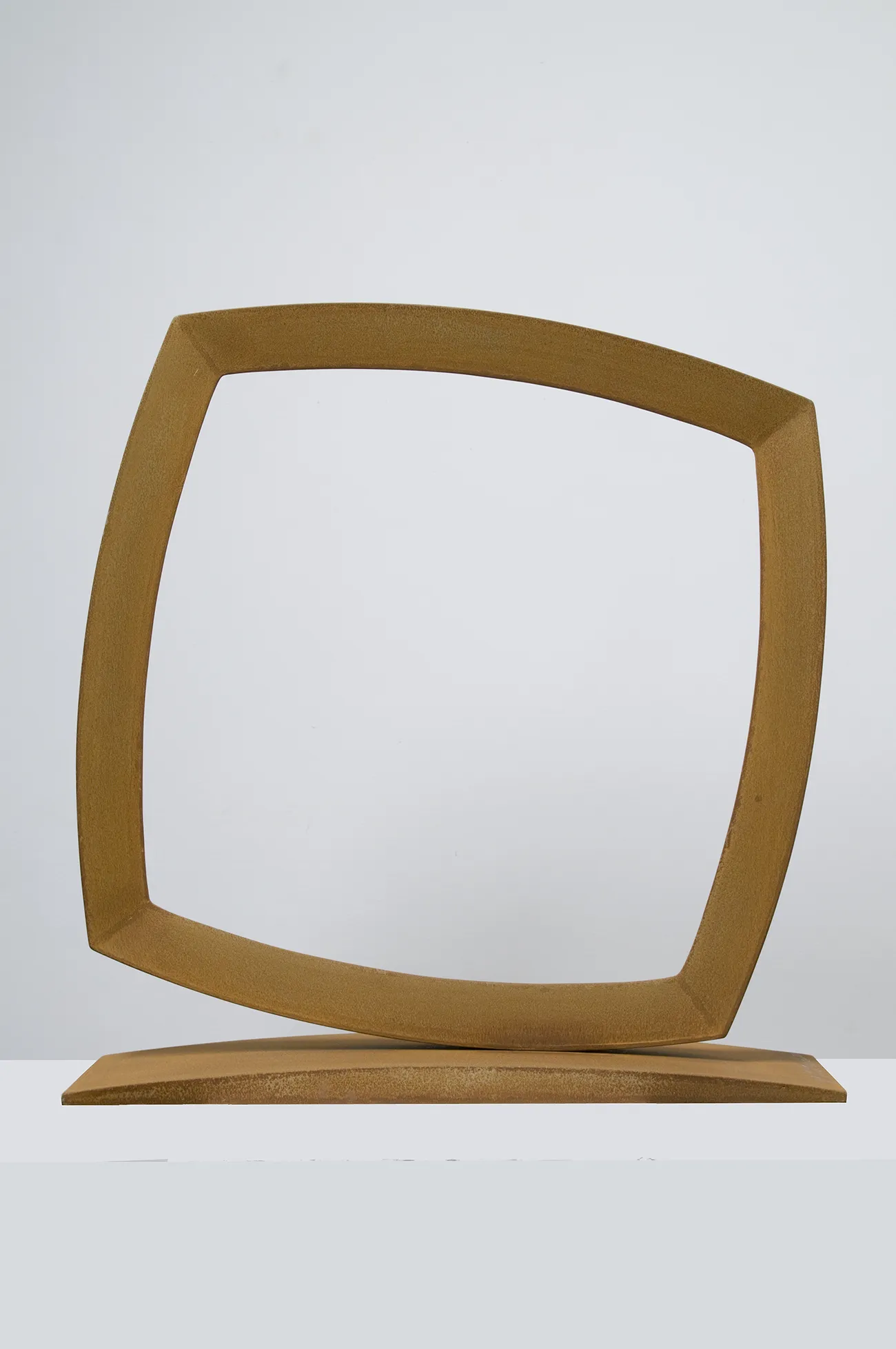immagine per Mauro Staccioli, Cerchio imperfetto, 2010, acciaio corten, 73,5x71x18 cm