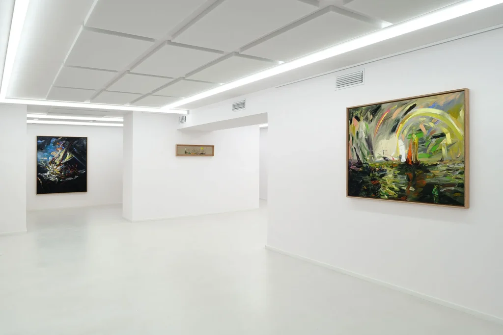 immagine per Matteo Fato, Il difficile è dimenticare ciò che si è visto per casa (Ritratto di Pescara per caso), 2025 A cura di Simone Ciglia Veduta dell’installazione, Fondazione La Rocca, Pescara Foto Michele Alberto Sereni Courtesy dell’artista; Fondazione La Rocca, Pescara