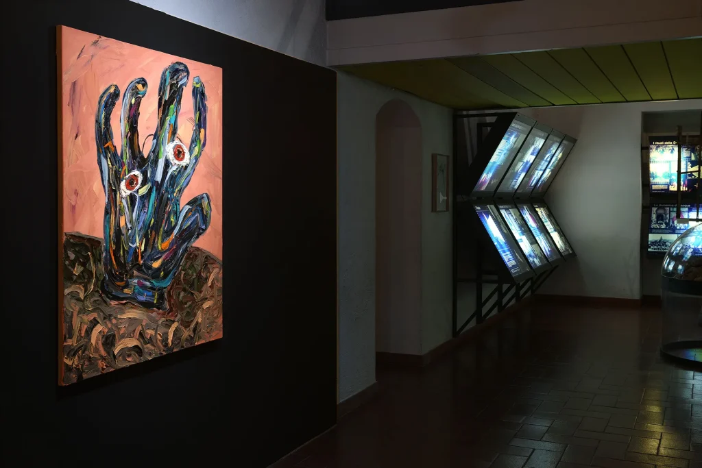 immagine per Matteo Fato, Il difficile è dimenticare ciò che si è visto per casa (Ritratto di Pescara per caso), 2025 A cura di Simone Ciglia Veduta dell’installazione, Museo delle Genti d’Abruzzo, Pescara Foto Michele Alberto Sereni Courtesy dell’artista; Fondazione La Rocca, Pescara