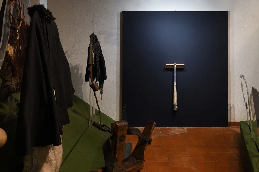 immagine per Matteo Fato, Il difficile è dimenticare ciò che si è visto per casa (Ritratto di Pescara per caso), 2025 A cura di Simone Ciglia Veduta dell’installazione, Museo delle Genti d’Abruzzo, Pescara Foto Michele Alberto Sereni Courtesy dell’artista; Fondazione La Rocca, Pescara