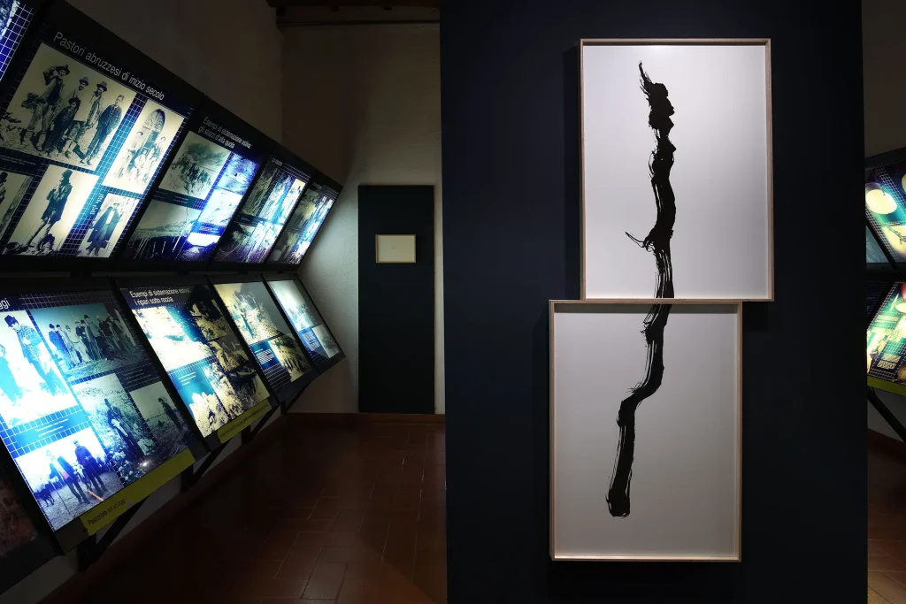 immagine per Matteo Fato, Il difficile è dimenticare ciò che si è visto per casa (Ritratto di Pescara per caso), 2025 A cura di Simone Ciglia Veduta dell’installazione, Museo delle Genti d’Abruzzo, Pescara Foto Michele Alberto Sereni Courtesy dell’artista; Fondazione La Rocca, Pescara