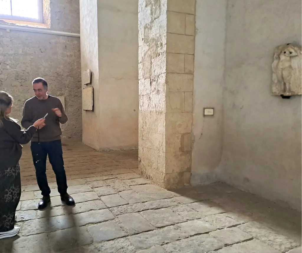 immagine per 8. Sotterranei Gotici-Museo di San Martino- col dott Speranza davanti alla Sirena -ph Enza Monetti