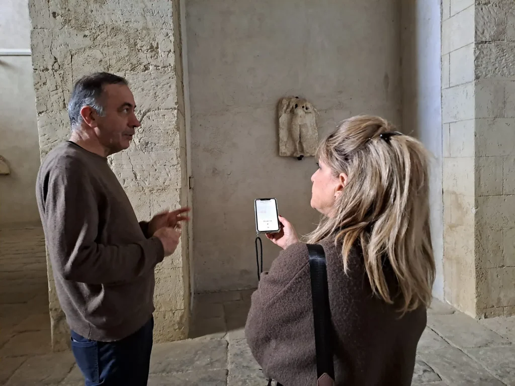 immagine per 9. Sotterranei Gotici-Museo di San Martino- col dott Speranza davanti alla Sirena -ph Enza Monetti