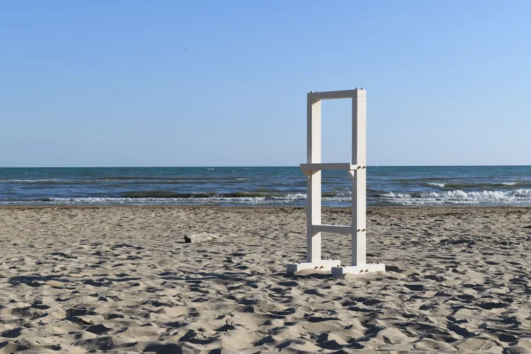 immagine per Matteo Fato, Specchio angelico, 2019 / 2025 cavalletto in pietra della Majella, 200 x 69 x 59 cm, ca. Courtesy dell’artista; Fondazione La Rocca, Pescara Il difficile è dimenticare ciò che si è visto per casa (Ritratto di Pescara per caso) una mostra diffusa di Matteo Fato a cura di Simone Ciglia 1 luglio–27 settembre 2025 Fondazione La Rocca, Pescara