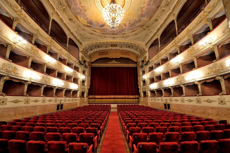 immagine per Teatri umiliati dai numeri. La cultura valutata come in un Reality