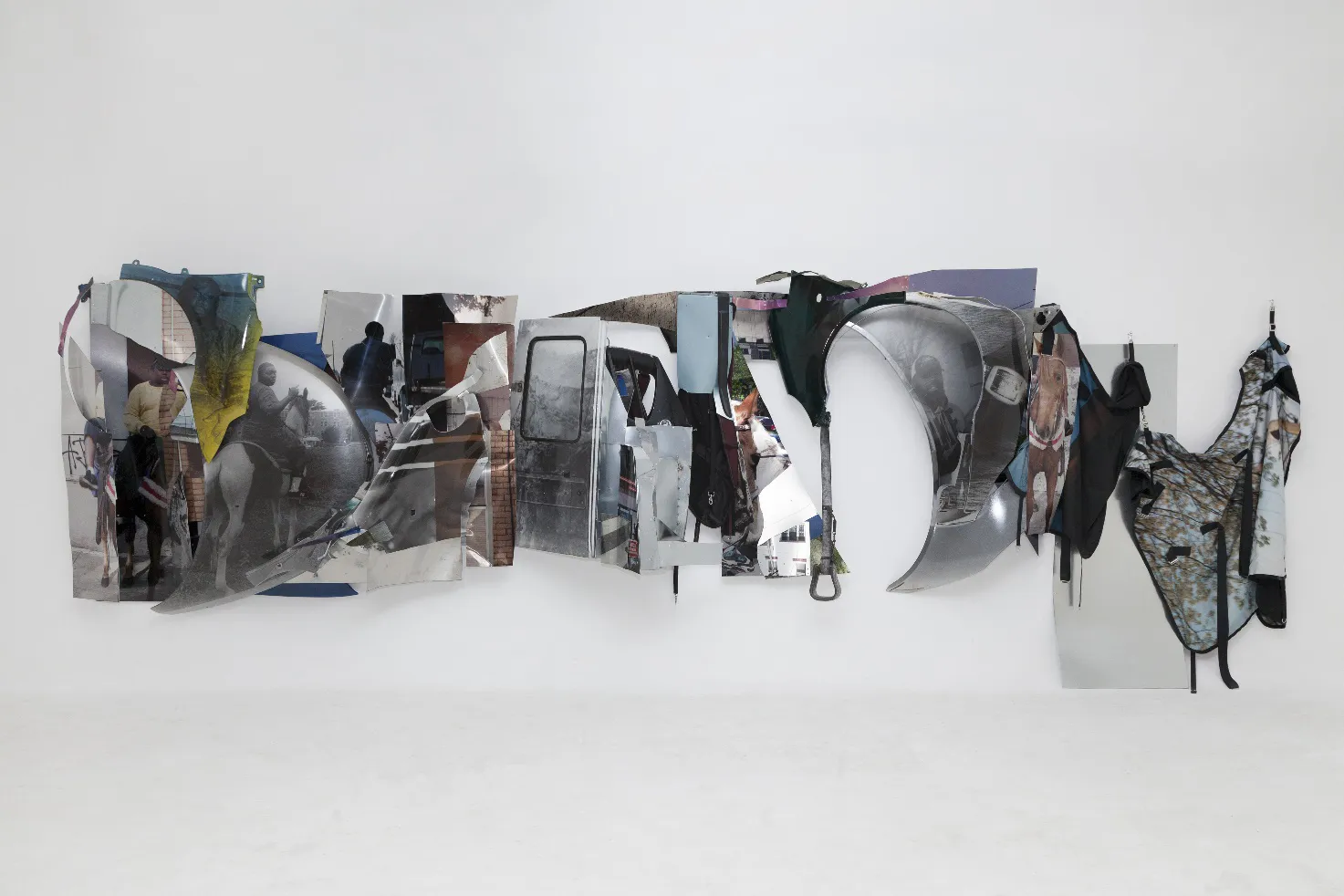 immagien per Ride Day #2, 2019 Silver print on car body parts, print on Sublichrome, galvanized steel, rivets, car paint, spray paint, varnish, horse blanket, digital print on horse blanket, horse bit, stirrup and steel frame 227,3 x 633,7 x 66,7cm © Mohamed Bourouissa ADAGP Courtesy of the artist and Mennour, Paris