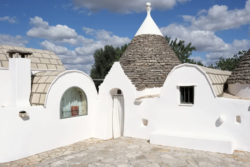 immagine per Giuseppe Caccavale, “Soglia”, 2010 Blown glass, enamel painted by the author, 38x0,5x32cm Realisation CIRVA, International Research Centre for Glass and Plastic Arts, Marseille Installation view at Trullo Rubina Ph. Marino Colucci Image courtesy the artist and Artopia Gallery
