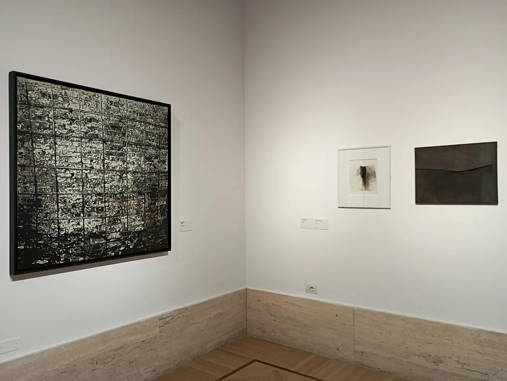 immagine per Wei Ping, Echi della vita 2023 e Alberto Burri, Combustione 1971 e Ferro 1960 ca.