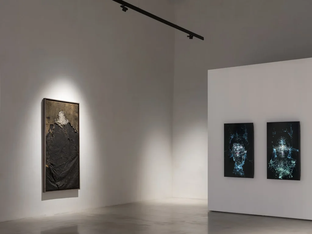 immagine per Damnatio Figuræ. Dalla negazione dell’immagine al ritratto, installation view, 2025. Foto: Ugo Carmeni