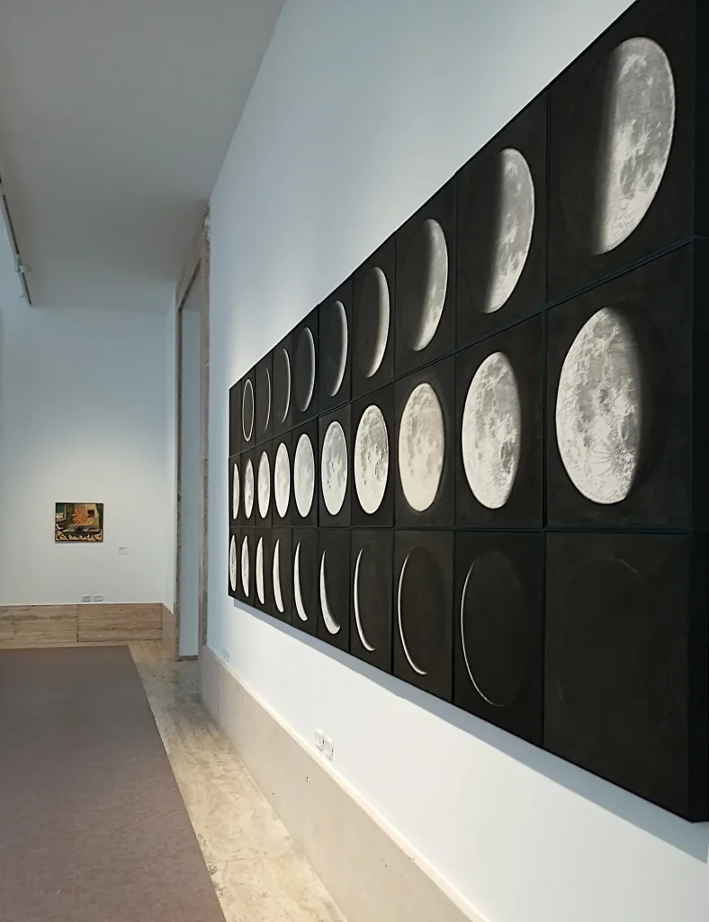 immagine per Giorgio De Chirico, Spettacolo misterioso - 1971 e Dong Yayuan, La grande perfezione sembra incompleta - 2020 xilografia con filigrana