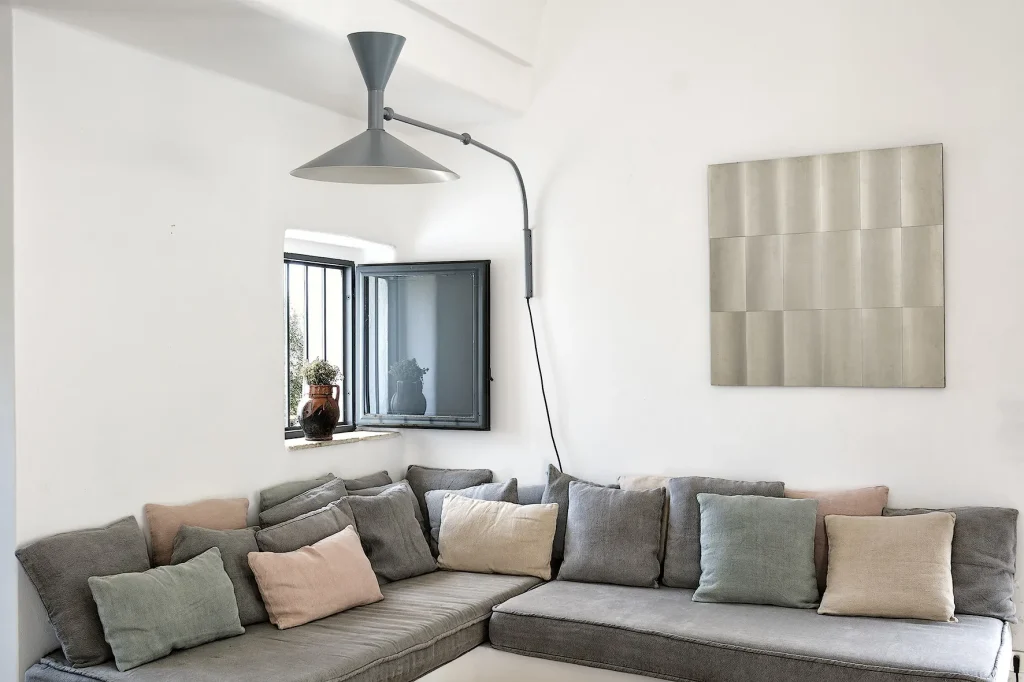 immagine per Getulio Alviani, “Superficie a testura vibratile n. 6011”, early 70s Aluminium on wood, 83x84cm Installation view at Trullo Rubina Ph. Marino Colucci Image courtesy Collezione Privata, Milano and Artopia Gallery