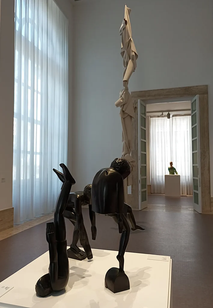 immagine per Qiu Jia, Agosto, settembre, sogno - 2021 bronzo. Sullo sfondo Daniela de Lorenzo, L'identico e il differente - 2003 installazione, feltro