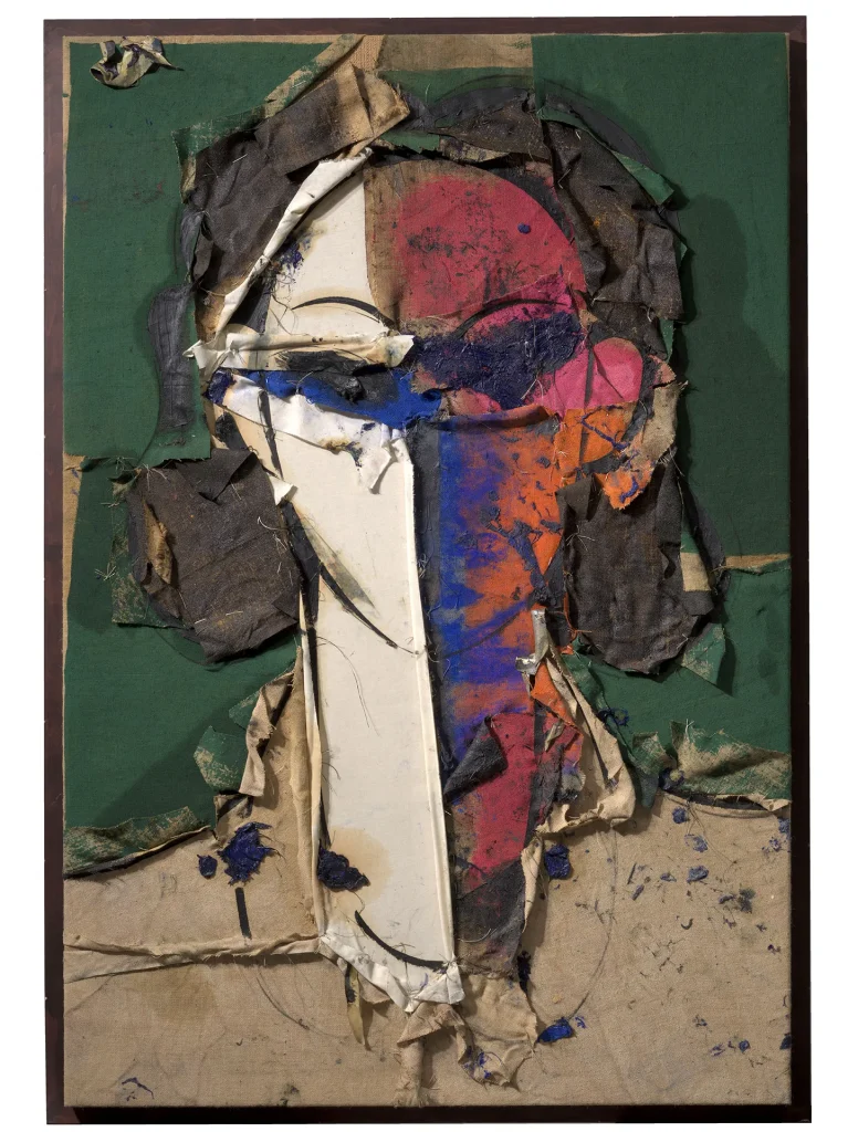 immagine per Manolo Valdes Ritratto con fondo verde e tracce beige, 2010 Olio su sacco di tela 188 × 127 cm