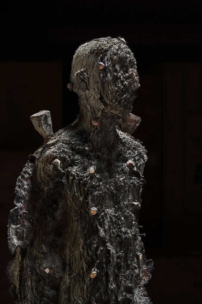immagine per Aron Demetz, Pangea,2017, bronzo, 183x56x35 cm