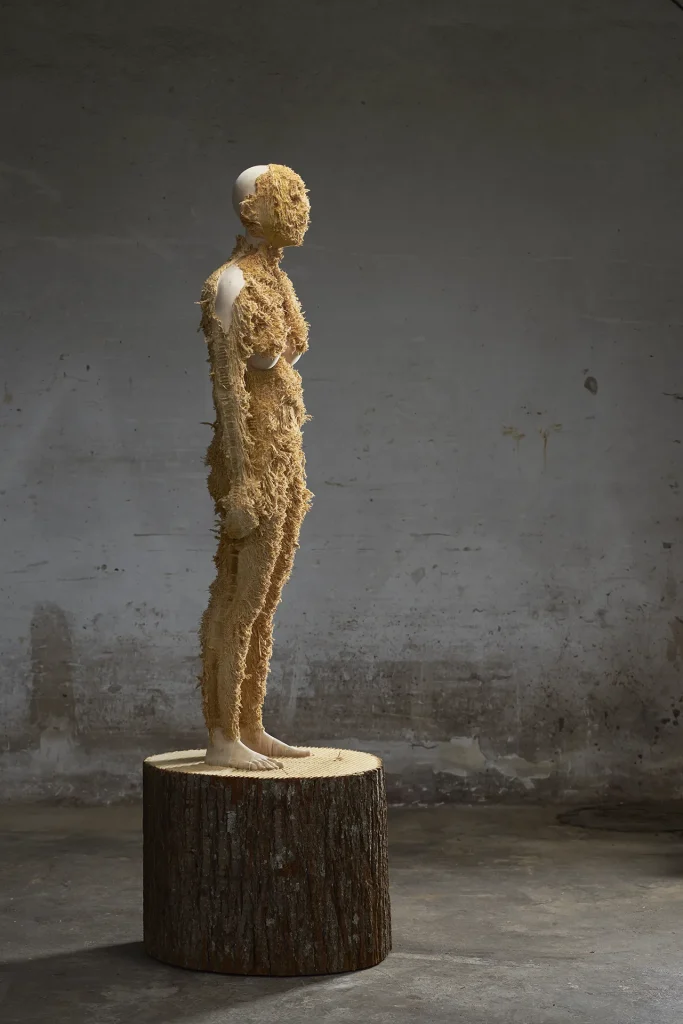 immagine per Aron Demetz, Advanced minorities, 2015, tiglio, 209x63x67 cm
