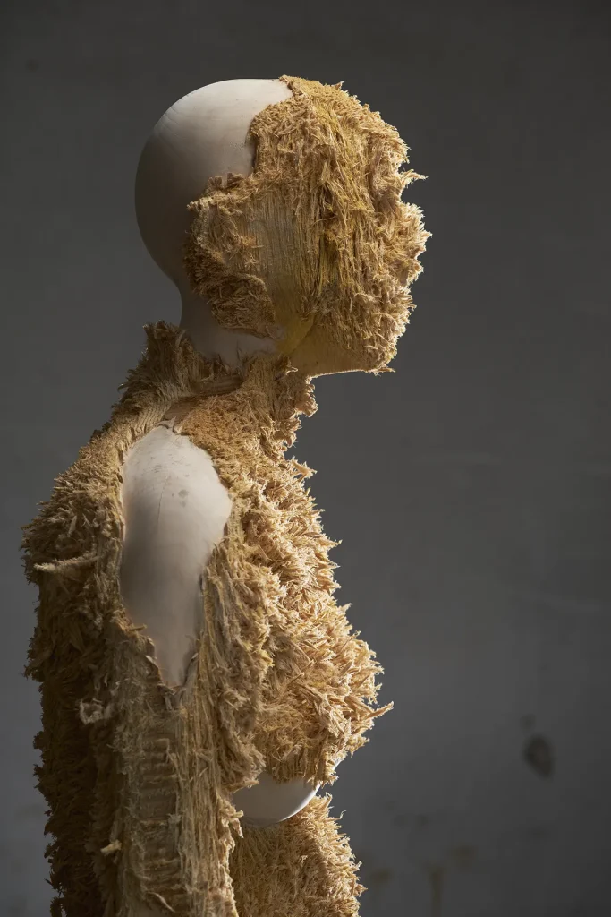 immagine per Aron Demetz, Advanced minorities, 2015, tiglio, 209x63x67 cm