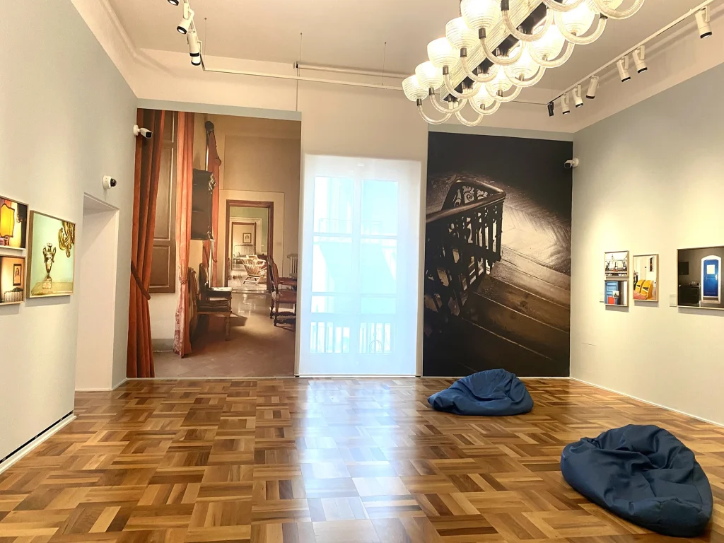 immagine per Gallerie d'Italia, Napoli - Daniele Ratti, Due cuori e una capanna - Panoramica mostra
