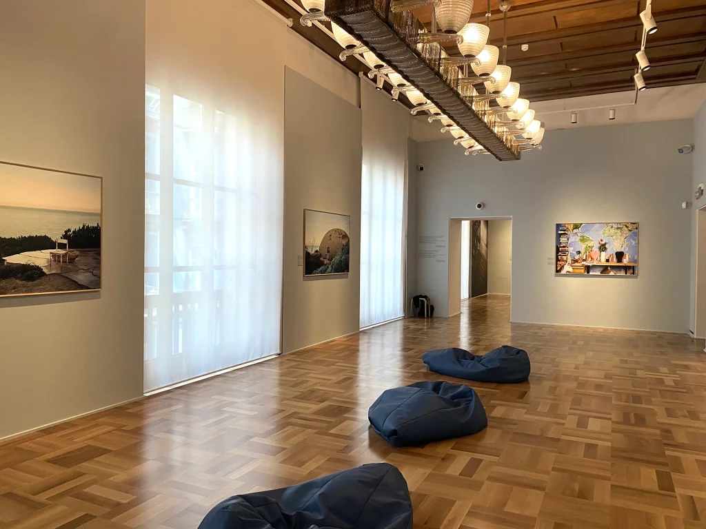 immagine per Gallerie d'Italia, Napoli - Daniele Ratti, Due cuori e una capanna - Panoramica mostra