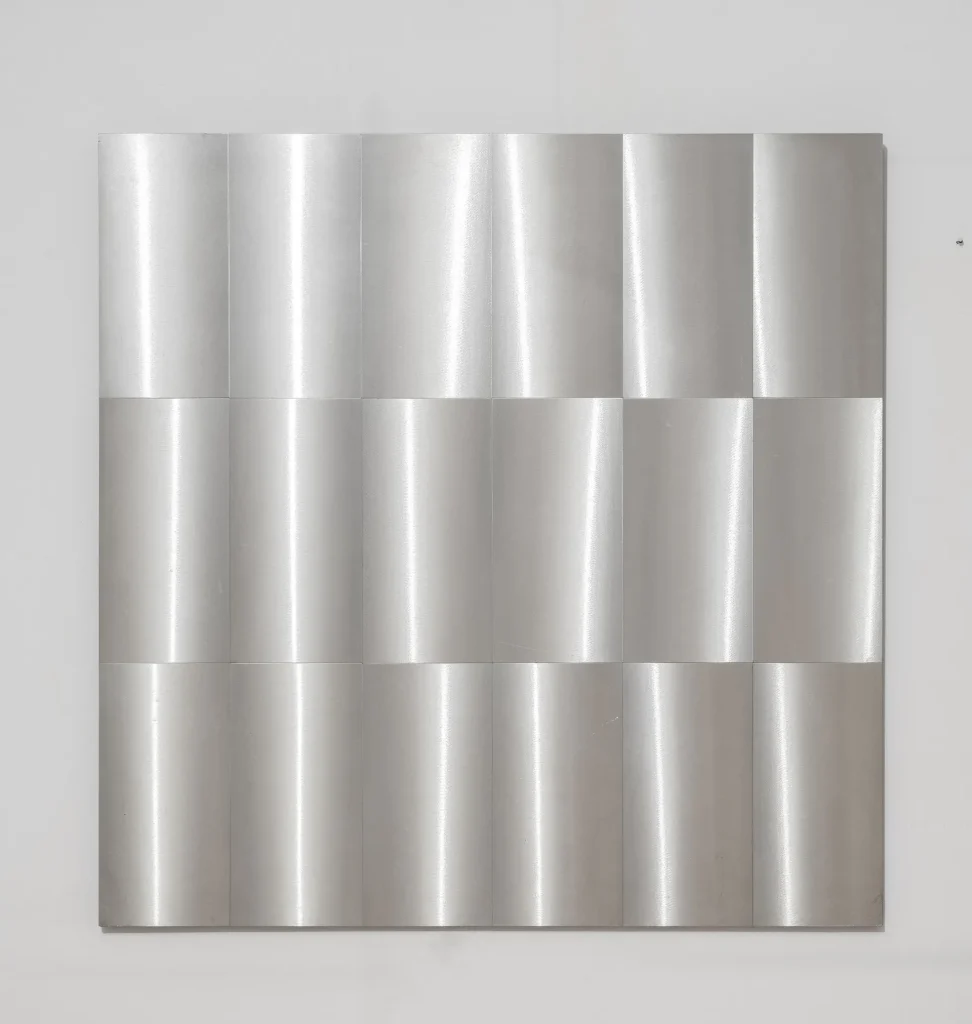 immagine per Getulio Alviani Superficie a testura vibratile n. 6011 early 70s aluminium on table 84x83cm Ph. Mattia Mognetti courtesy Collezione Privata, Milano