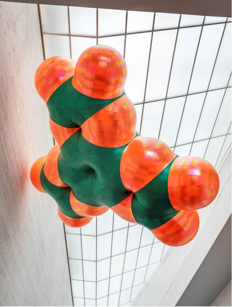 immagine per Monira Al Qadiri, Hexa Benzene, 2023. Photo courtesy Petri Virtanem per Kiasma Museum Helsinki