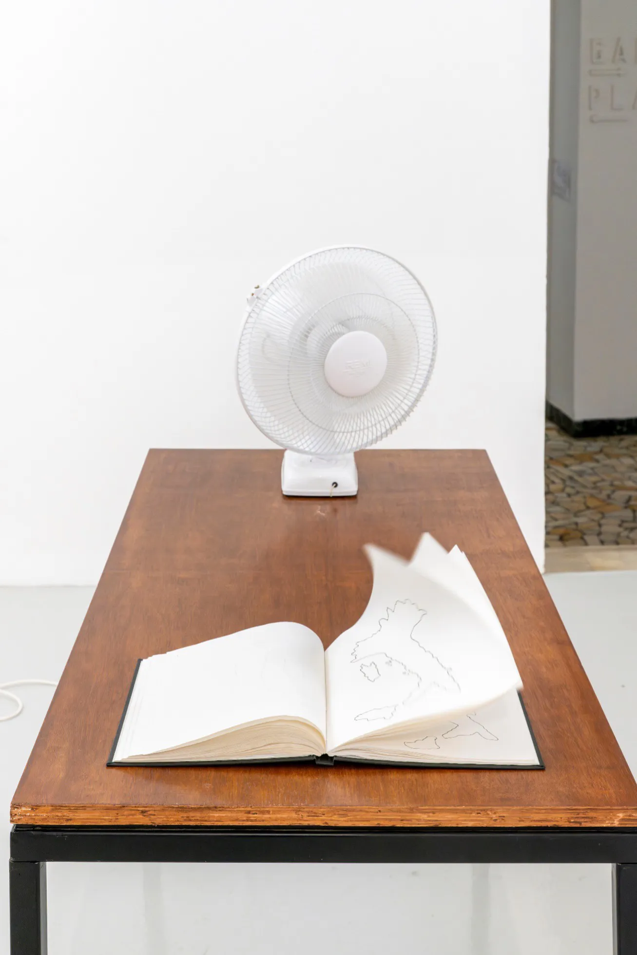 immagine per Shilpa Gupta, 100 Hand-drawn Maps of Italy, 2007-2023. Photo courtesy Shilpa Gupta and Galleria Continua. Ph. Ela Bialkowska for OKNO Studio