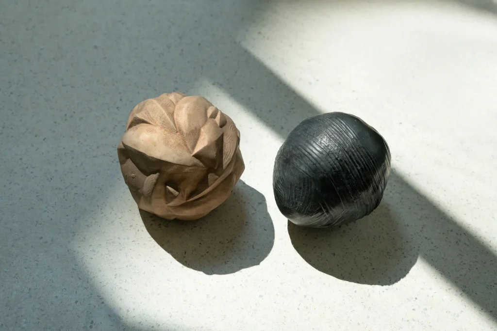 immagine per Sonia Leimer Dust buddy 2023 bronze, dark patinated aluminium, sandblasted variable dimensions courtesy the artist