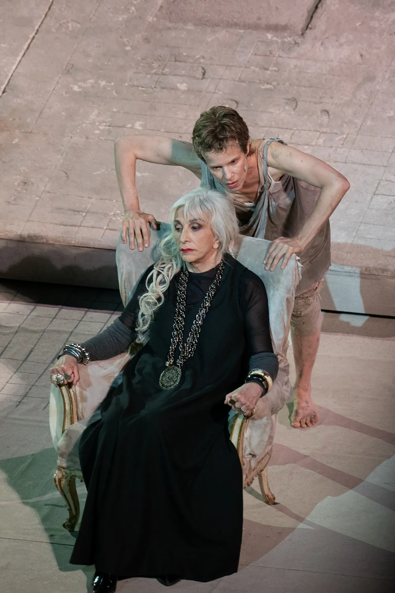immagine per fig. 13Sonia Bergamasco e Anna Bonaiuto in Elettra al Teatro grande di Pompei l’11 luglio 2025. Foto di Ivan Nocera