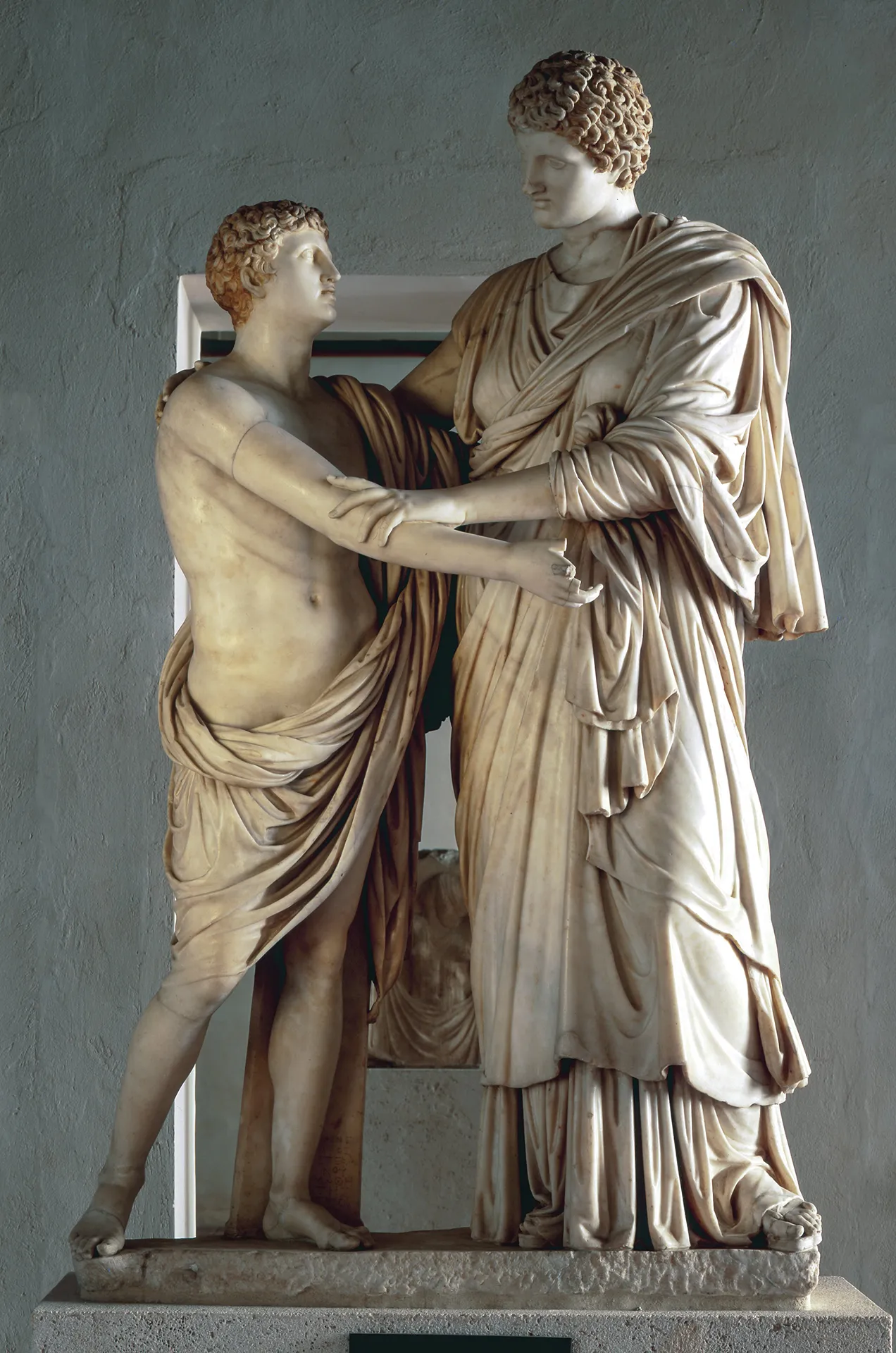 immagine per fig. 14 Menelao, Oreste ed Elettra o Gruppo Ludovisi, I sec. a. C.-I d. C., gruppo statuario, marmo a grana greca, restauro parziale di Ippolito Buzzi, altezza: 196 cm., Roma, Museo Nazionale Romano, Palazzo Altemps: https://museonazionaleromano.beniculturali.it/palazzo-altemps/collezione-boncompagni-ludovisi/