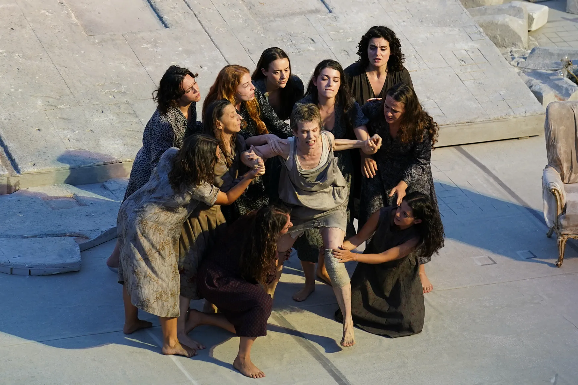 immagine per fig. 16Sonia Bergamasco e il Coro di donne di Micene in Elettra al Teatro grande di Pompei l’11 luglio 2025. Foto di Ivan Nocera