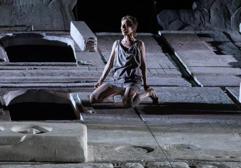 immagine per Sonia Bergamasco in Elettra al Teatro greco di Siracusa, maggio-giugno 2025. Foto di Franca Centaro