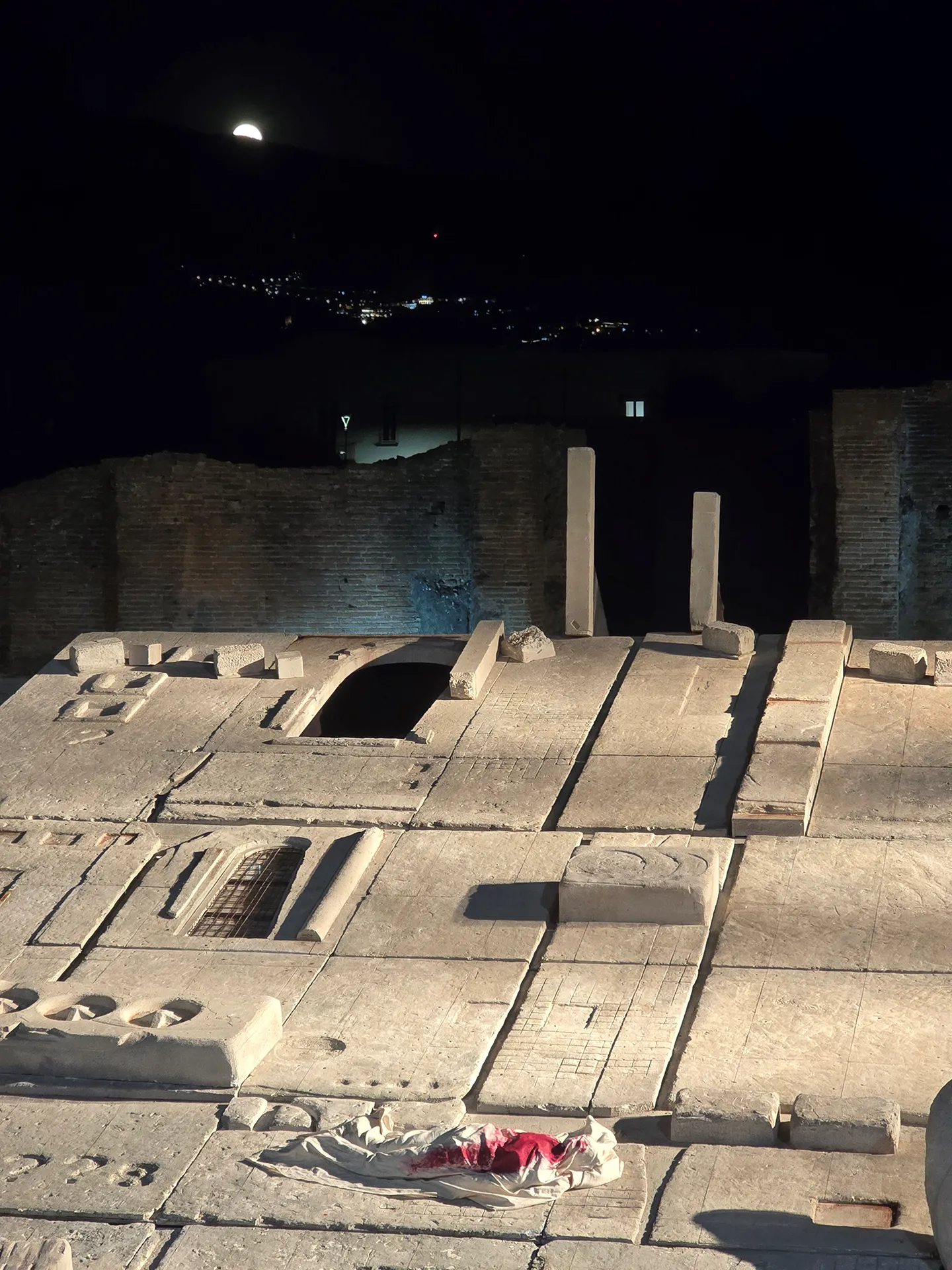 immagine per fig. 19La scena di Elettra dopo gli applausi al Teatro grande di Pompei l’11 luglio 2025. Foto di Floriana Conte