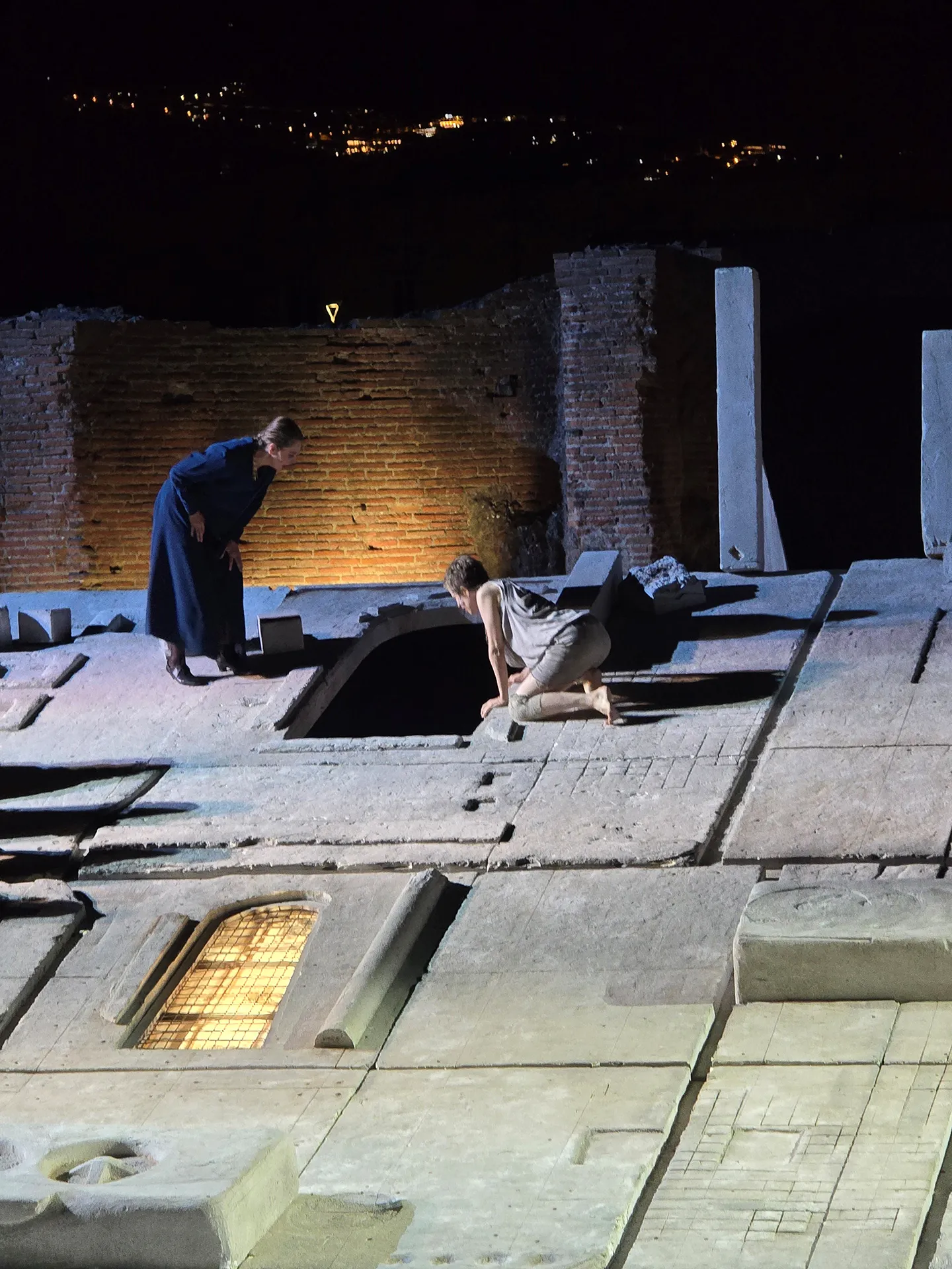 immagine per fig. 3Sonia Bergamasco e Giada Lo Russo in Elettra al Teatro grande di Pompei l’11 luglio 2025. Foto di Floriana Conte