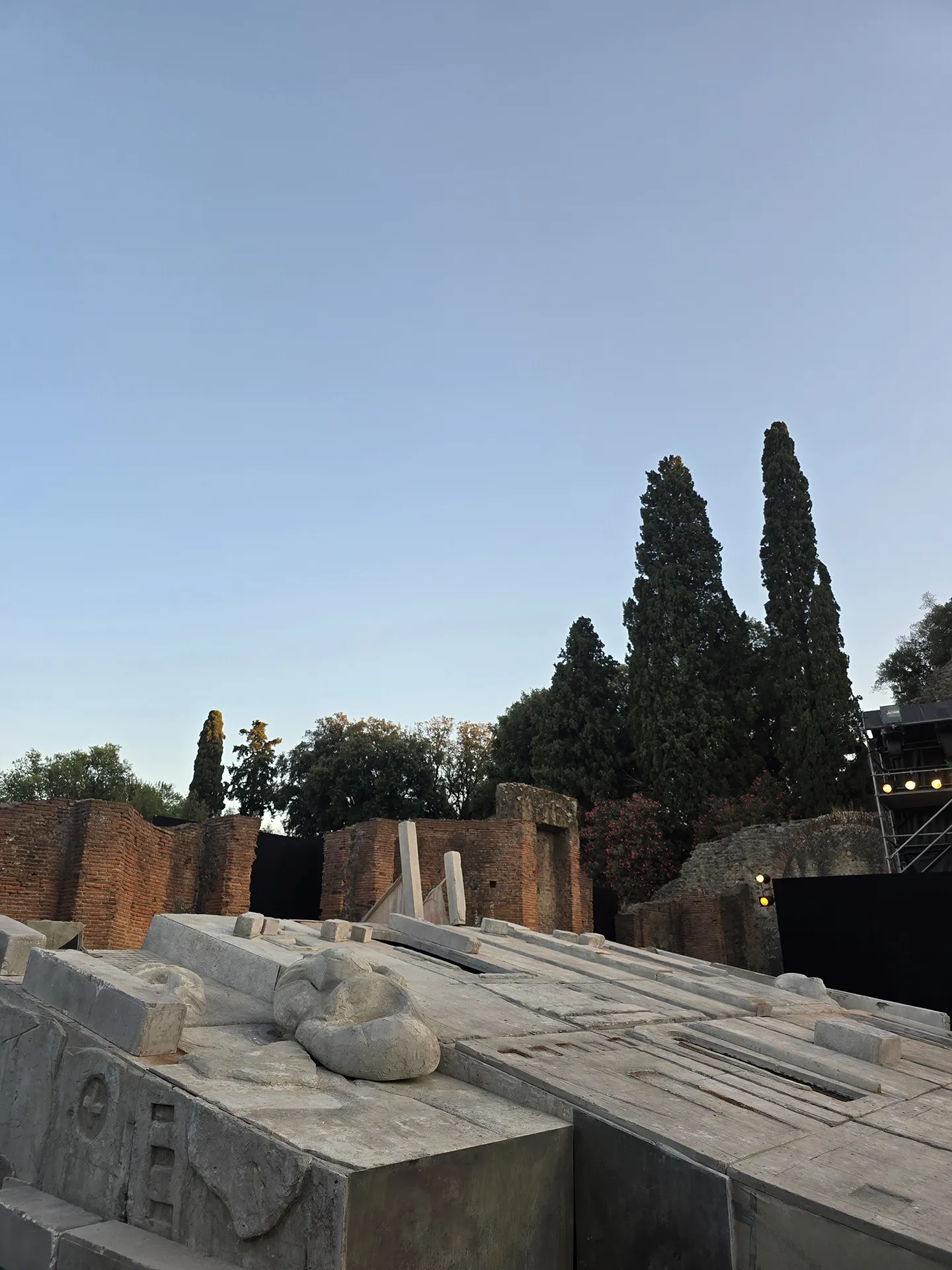 immagine per fig. 5Uno scorcio della scenografia di Gianni Carluccio prima della prima al Teatro grande di Pompei l’11 luglio 2025. Foto di Floriana Conte