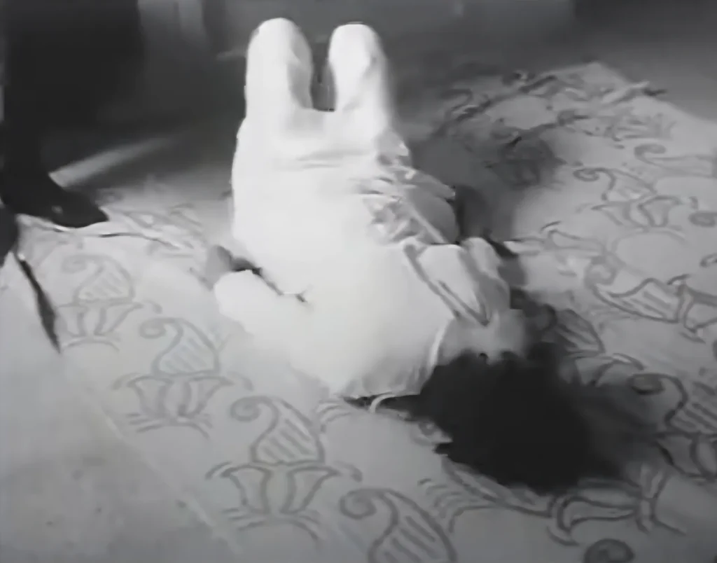 immagine per Una tarantata a Galatina (LE) nel documentario Meloterapia del tarantismo, a cura di Diego Carpitella (membro del gruppo di studio sul tarantismo diretto da Ernesto De Martino). Italia, 1960