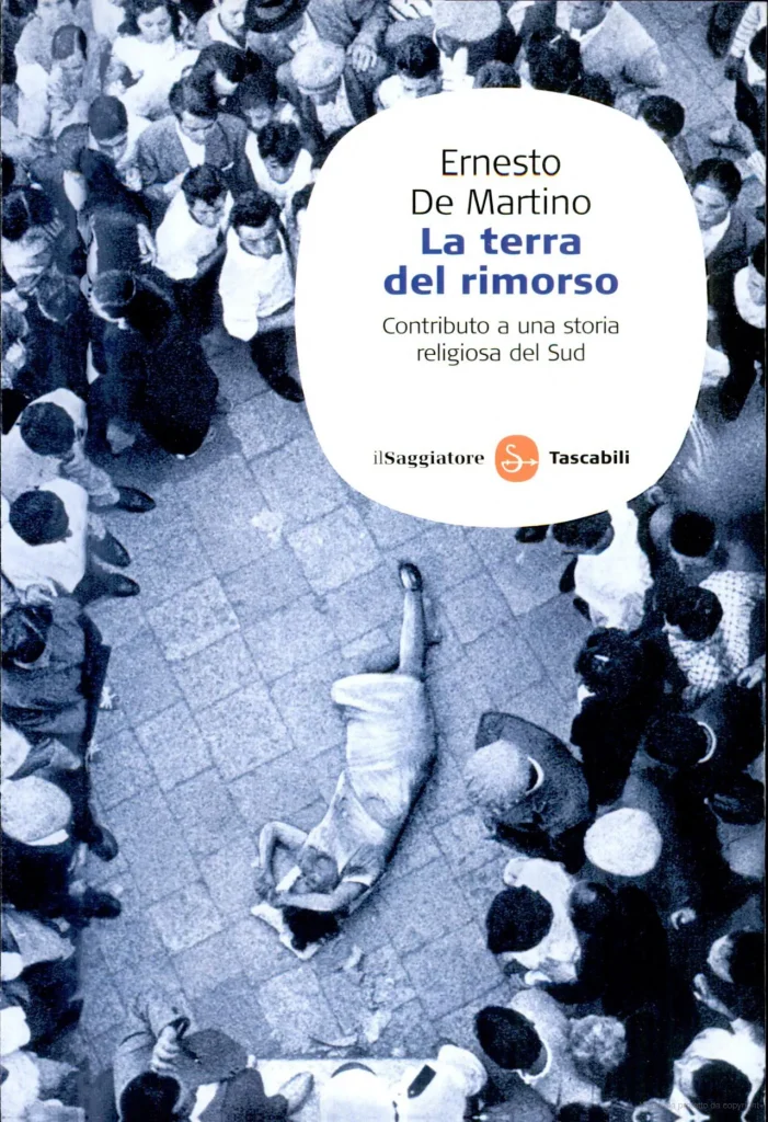 immagine per Una tarantata circondata dal pubblico a Galatina (LE) sulla copertina della ristampa di Ernesto De Martino, La terra del rimorso. Contributo a una storia religiosa del Sud (1961), Il Saggiatore 2009