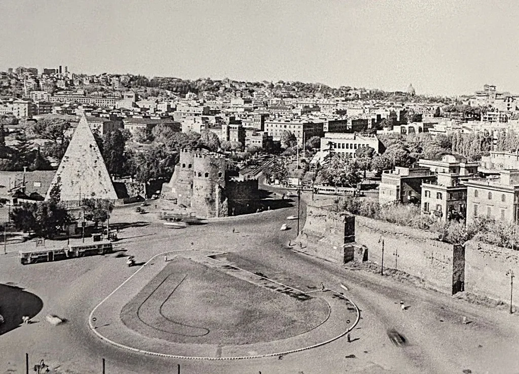 immagine per Piazzale Ostiense con area antistante il palazzo Acea a forma di goccia o lampadina