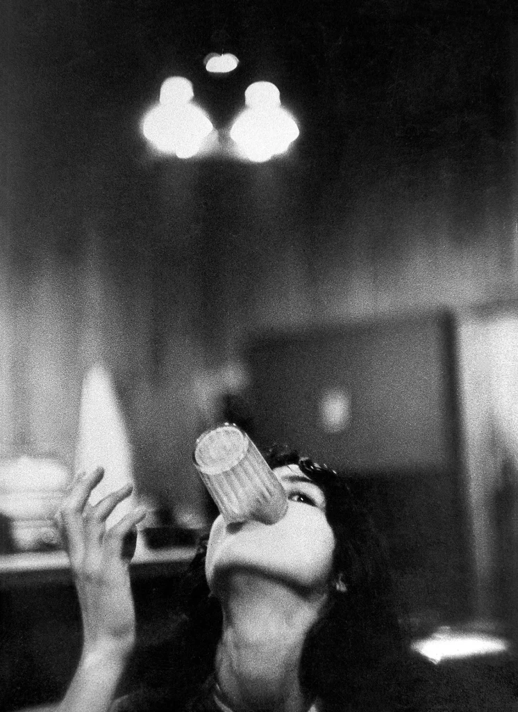 immagine per Louis Stettner Nancy Playing with a Glass, New York, 1958. Courtesy of the Stettner Archives, Saint-Ouen.