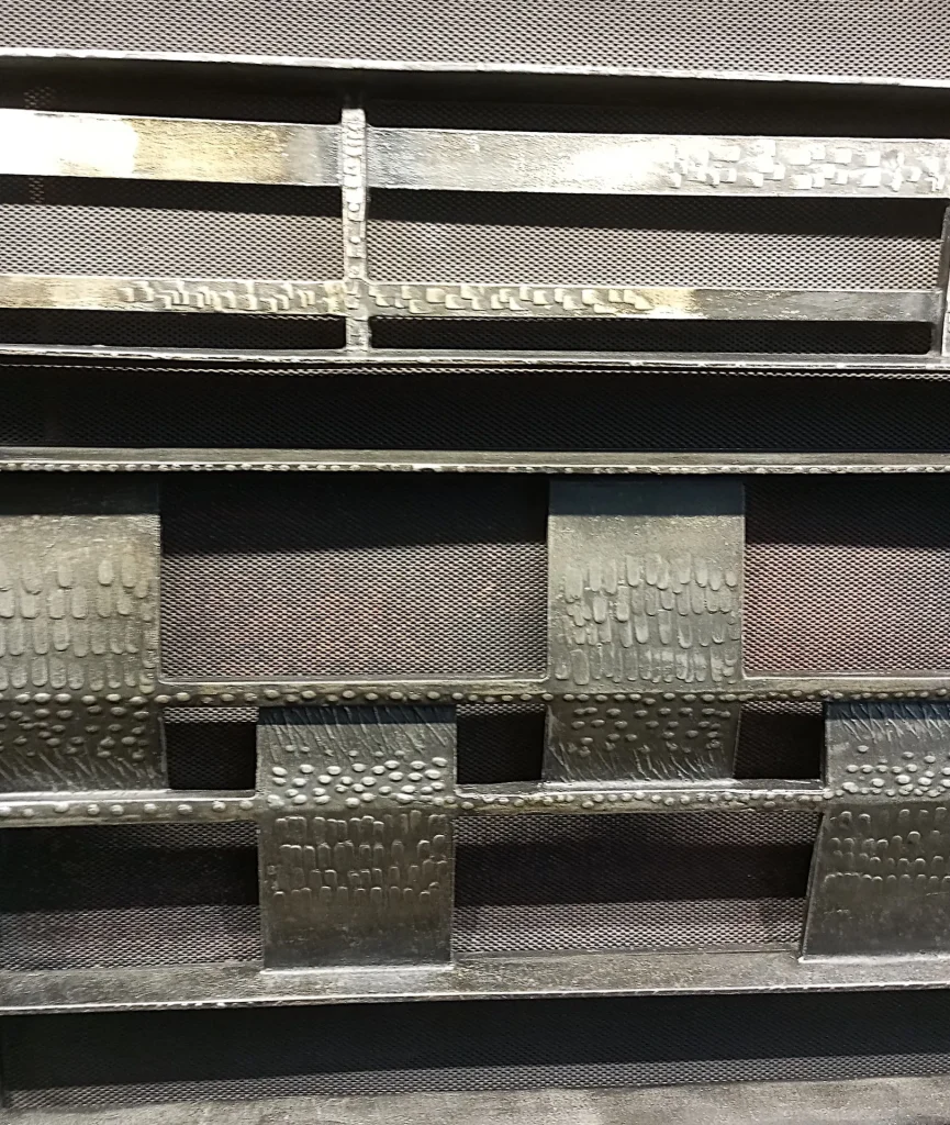 immagine per Gino Marotta - dettaglio del motivo a moduli in bronzo nella sala per il pubblico