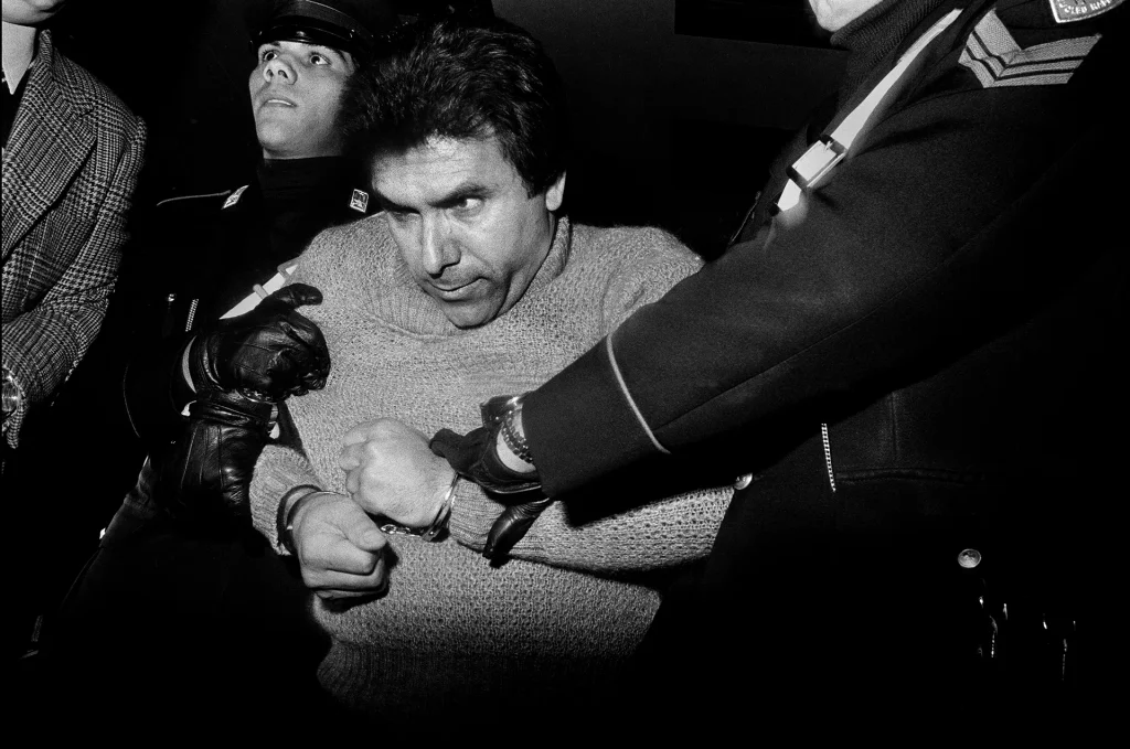 immagine per Letizia Battaglia The arrest of the ruthless mafia boss Leoluca Bagarella, Palermo, 1979. Courtesy of Archivio Letizia Battaglia.