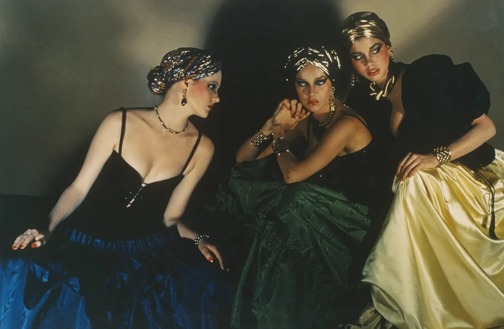 immagine per Guy Bourdin Models from the Fall-Winter 1976 haute couture collection, known as “Opéra–Ballets Russes,” Sheraton Hotel, Vogue (Paris), September 1976. Courtesy of Yves Saint Laurent / The Guy Bourdin Estate 2025. With the kind permission of Louise Alexander Gallery / Fondation Pierre Bergé – Yves Saint Laurent.